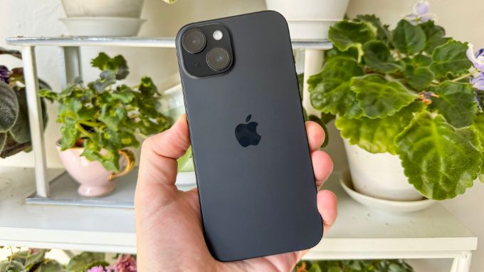 iPhone 15 sở hữu mặt lưng nhám cùng cạnh viền bo cong hơn
