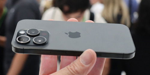 Trên tay iPhone 15 Pro: Gọn nhẹ, đa năng, bảng màu Titan mới lạ