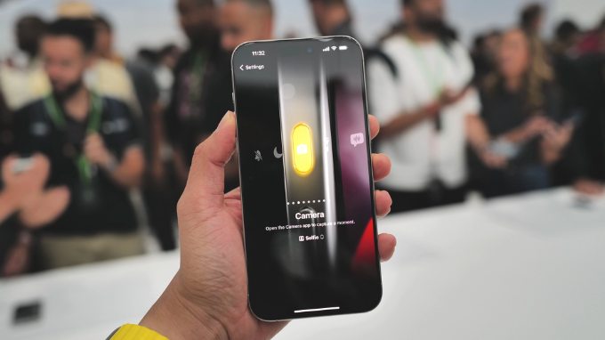 Bật máy ảnh bằng nút Action Button