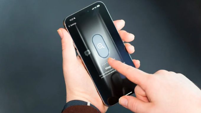 Vuốt sang trái để chọn tác vụ trên nút Action Button