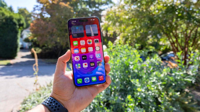 Màn hình iPhone 15 Pro có độ sáng tối đa 2000 nits