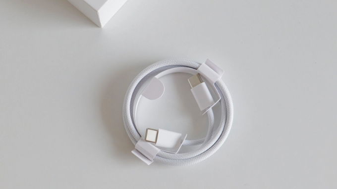 Cận cảnh dây cáp USB-C bọc vải xịn sò của 007win.com nền tảng chơi game sòng bạc trực tuyến đáng tin cậy nhất