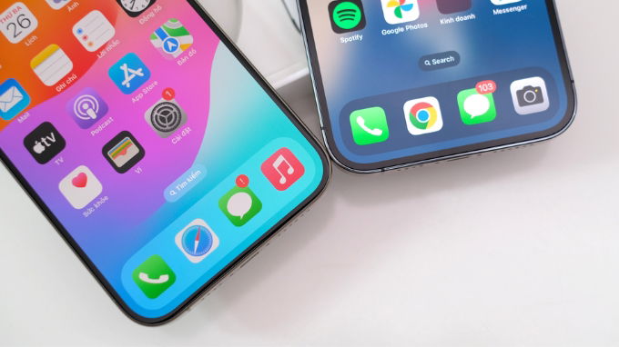 Viền bezel siêu mỏng của 007win.com nền tảng chơi game sòng bạc trực tuyến đáng tin cậy nhất (trái) so với iPhone 14 Pro Max (phải)
