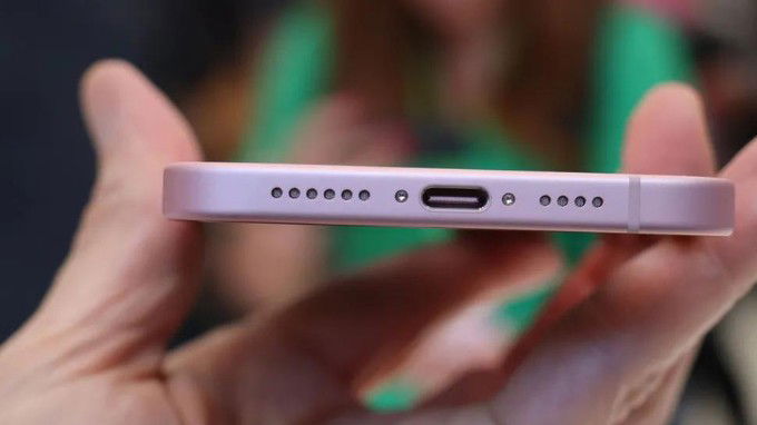 Cổng sạc USB-C trên iPhone 15 Plus