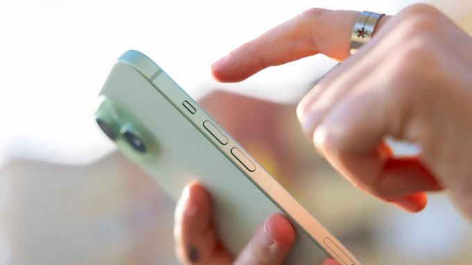 iPhone 15 Plus cho cảm giác cầm nắm vô cùng dễ chịu