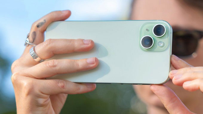 Cụm camera kép 48MP trên iPhone 15 Plus