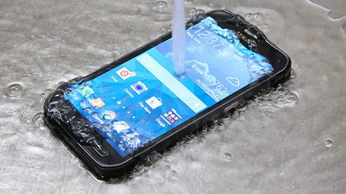 Galaxy-S6-Active-chiu-duoc-trong-dieu-kien-khac-nghiet-nhat-XTMobile