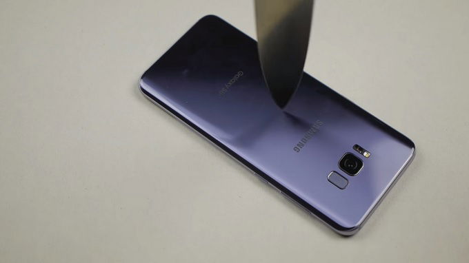 knife-durability-test-galaxy-s8-plus-xtmobile