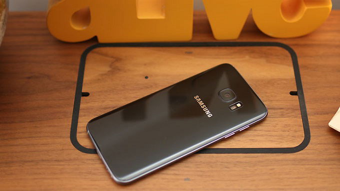 mat-lung-chat-luong-galaxy-s7-edge-review-xtmobile