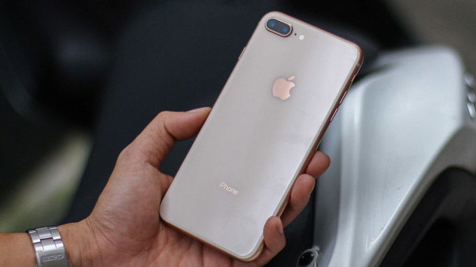 Thiet-ke-sang-trong-tren-iPhone-8-Plus-xtmobile