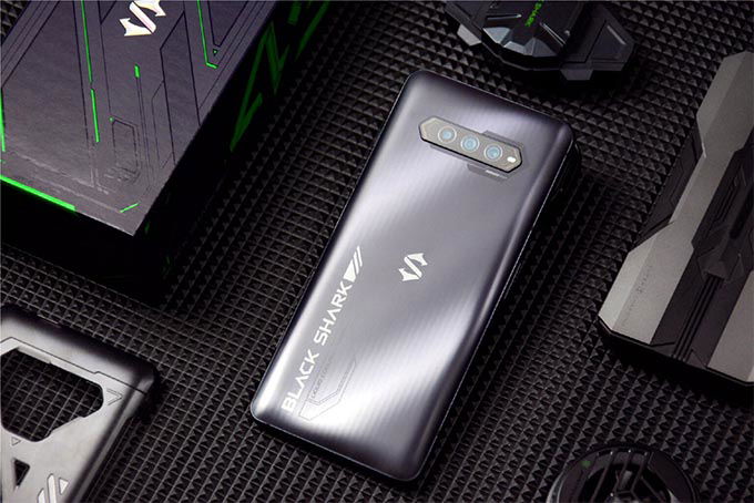 Thiết kế Black Shark 4S không có nhiều thay đổi so với thế hệ tiền nhiệm 