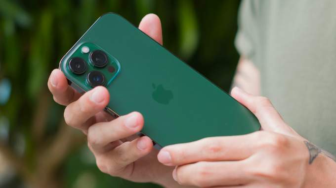 iPhone 13 Pro Max có kích thước khá lớn so với người dùng nữ