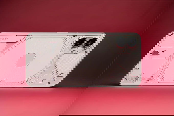 Nothign Phone (1) có ngoại hình khá giống smartphone gaming