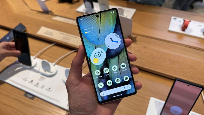 Google Pixel 7 vẫn sử dụng tấm nền AMOLED, hỗ trợ tần số quét 90Hz