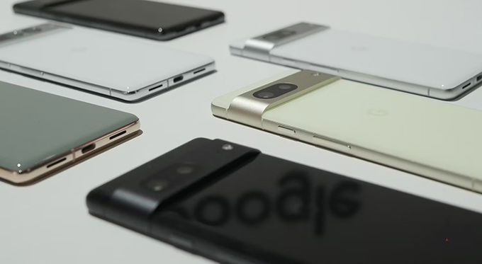 Google Pixel 7 gây điểm nhấn với module camera kim loại nhô lên khỏi mặt lưng, nhưng không cao như Google Pixel 6