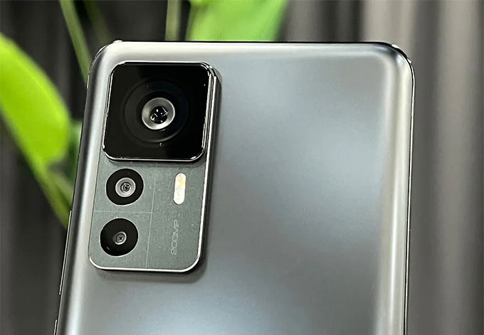 So sánh chi tiết iPhone 14 Pro Max và Xiaomi 12T Pro: Mặt lưng