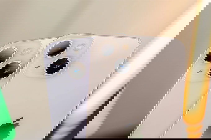 Cả hai điện thoại đều đi kèm với camera kép 12MP nhưng iPhone 14 được bổ sung một số tính năng