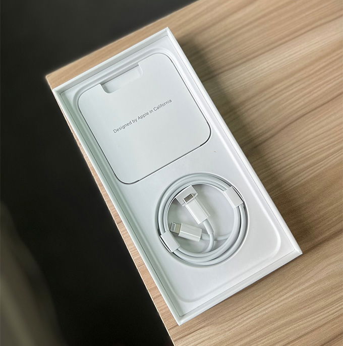 Những phụ kiện cần thiết để trải nghiệm iPhone 14 series tốt nhất: hộp