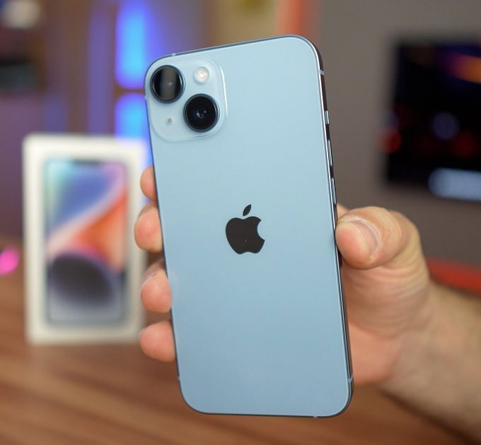 iPhone 14 mang đến cảm giác cầm nắm tốt hơn cho người dùng