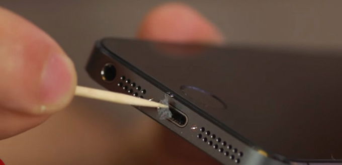 Không vệ sinh cổng sạc iPhone bằng các vật nhọt