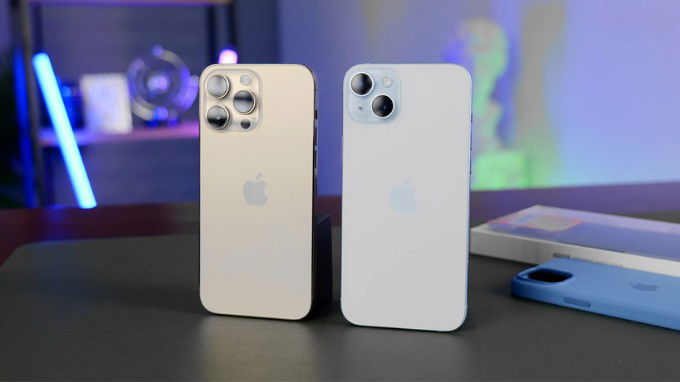 Ngoài cụm camera, thiết kế của cả hai thiết bị có nhiều nét tương đồng