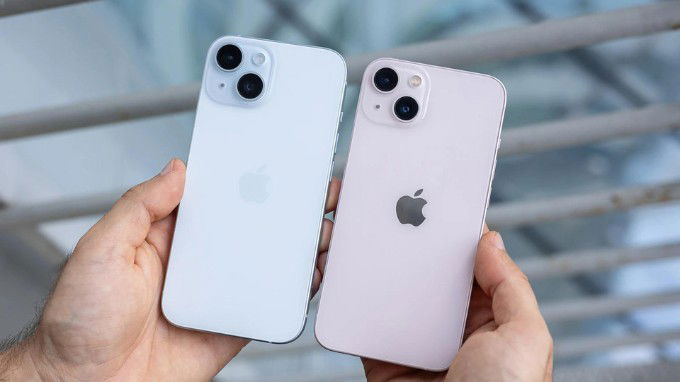 iPhone 15 (bên trái) và iPhone 13 (bên phải)