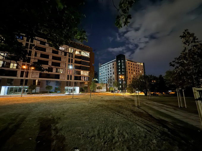 Ảnh chụp góc rộng ban đêm khi bật Night Mode
