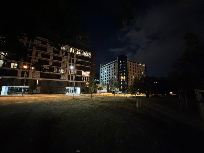 Ảnh chụp góc rộng ban đêm khi không bật Night Mode