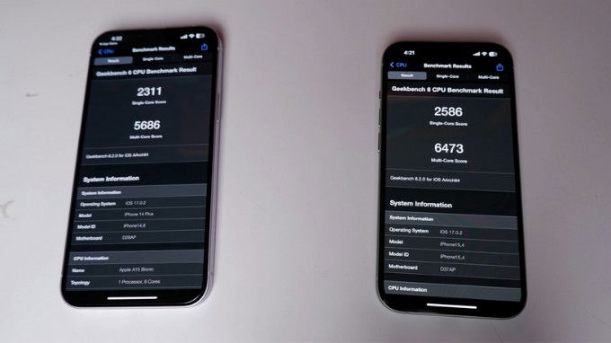 Điểm chuẩn hiệu năng iPhone 14 Plus (trái) và iPhone 15 (phải)