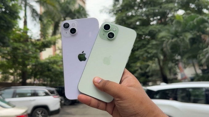 Nhìn từ mặt sau, cả hai có thiết kế gần như giống nhau
