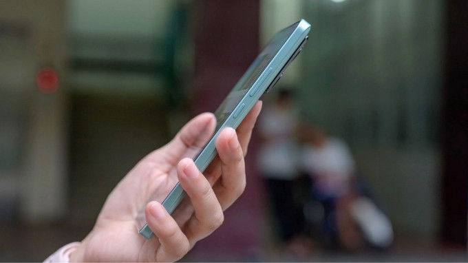 Xiaomi 13T Pro cho cảm giác cầm rất sướng tay