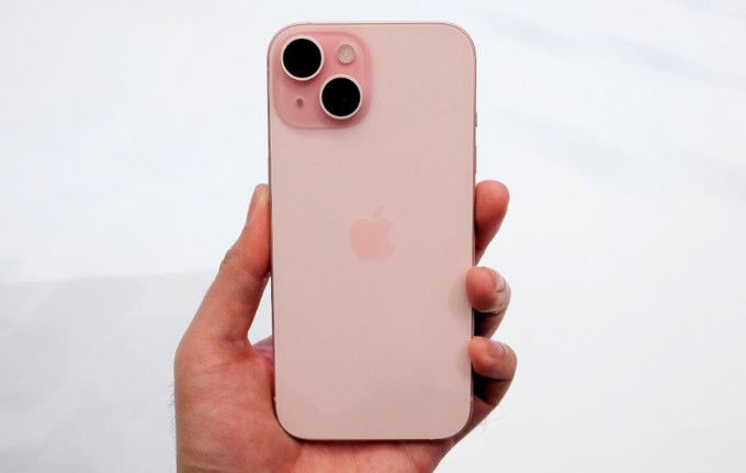Mặt lưng kính pha màu của iPhone 15