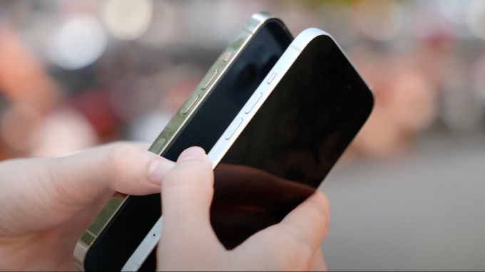 Khung viền iPhone 15 (phải) và iPhone 14 Pro (trái)