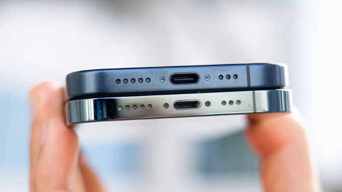 iPhone 15 Pro sử dụng cổng USB-C thay cho cổng Lightning trên iPhone 12 Pro
