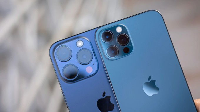 Kích thước cảm biến camera của iPhone 15 Pro (phải) lớn hơn iPhone 12 Pro (trái)