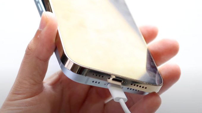 iPhone 15 sử dụng cổng USB-C (dưới) thay cho cổng Lightning