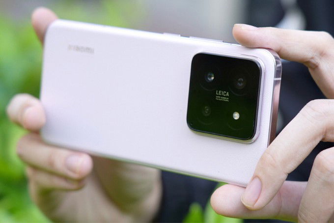 Cụm camera hình vuông nhô khá rõ so với bề mặt lưng