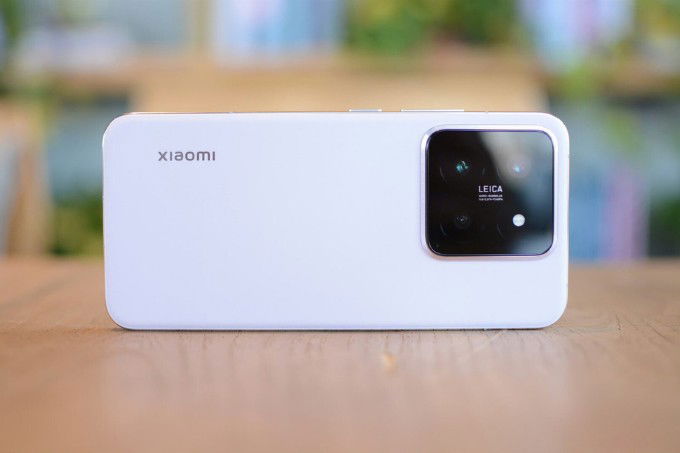 Thiết kế tương đối giống Xiaomi 13