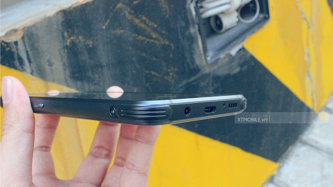 Các góc cạnh của Galaxy S8 Active được đệm chắc chắn