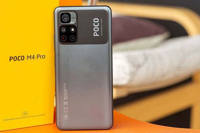 POCO M4 Pro có phần mặt lưng nhìn khá thô kệch