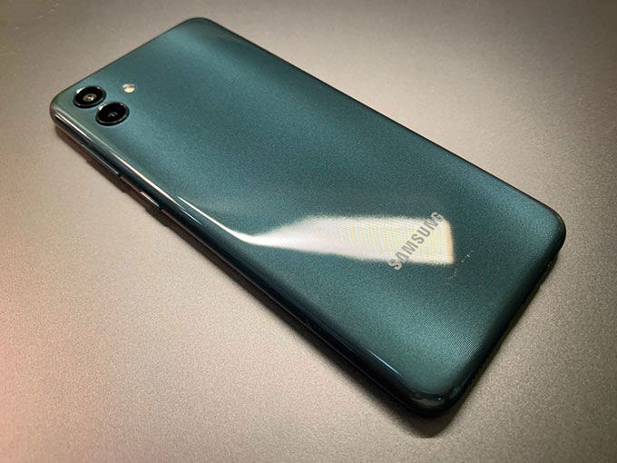 Galaxy A04 có thiết kế đơn giản với mặt lưng nhực bóng