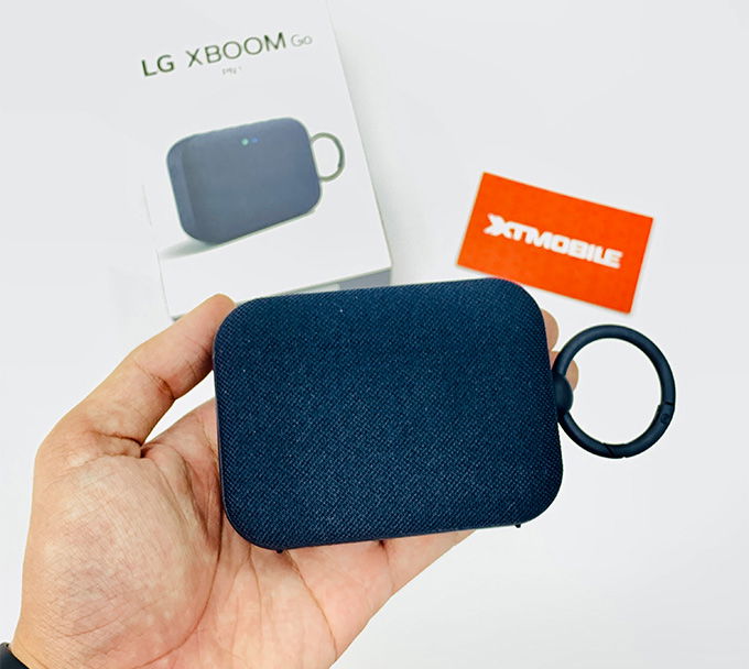 Loa LG XBoom Go PN1 nằm gọn trong lòng bàn tay người lớn