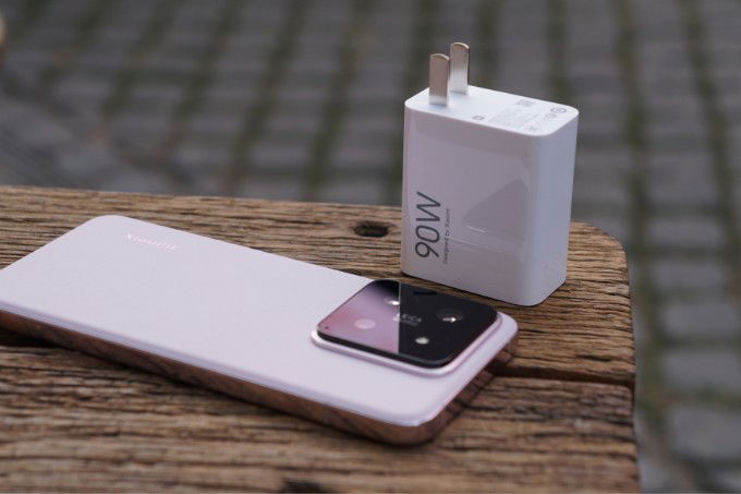 Xiaomi 14 đi kèm củ sạc 90W