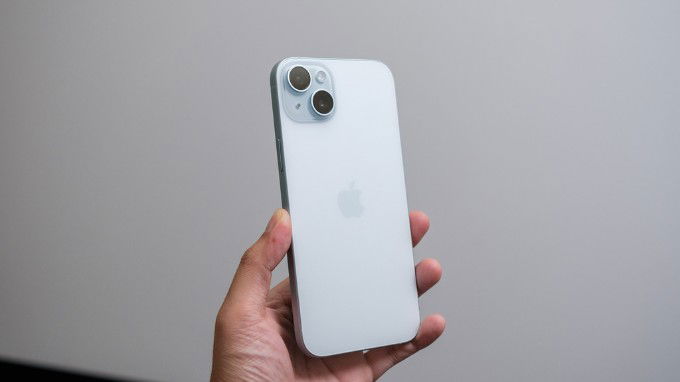 iPhone 15 Plus có thiết kế bo cong, dễ cằm nắm