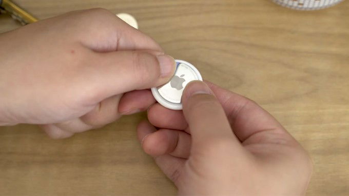 Bước 2 thay pin AirTag