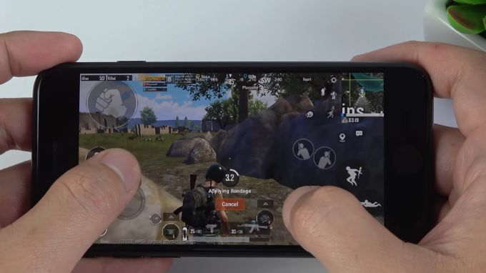 Chiến mọi tựa game nặng ký trên iPhone SE 2020