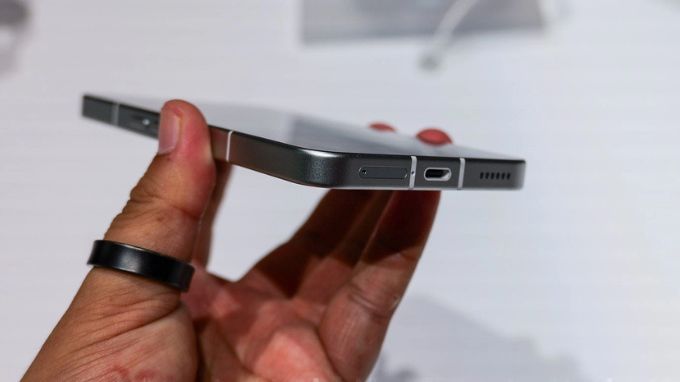 Pin và sạc Nothing Phone (3)