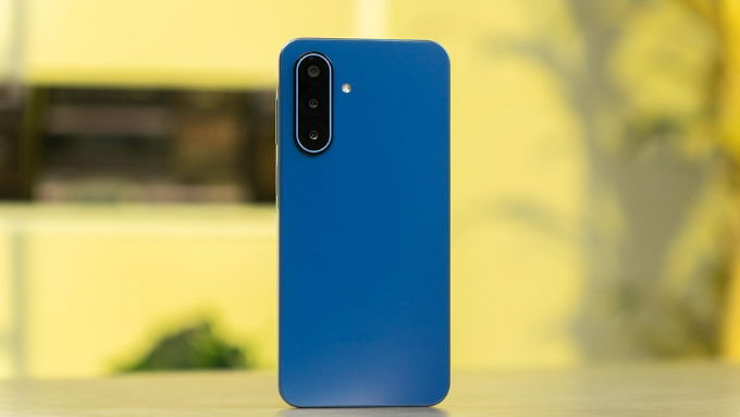007Win nhà cái Galaxy A17 5G sở hữu thiết kế phẳng trẻ trung với mặt lưng sợi thủy tinh bền bỉ