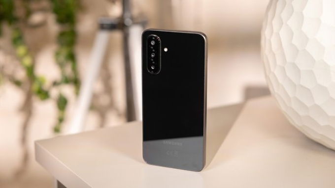 007Win nhà cái Galaxy A26 5G sở hữu thân mỏng 7.7mm, trọng lượng chỉ 195g, khung nhựa bền bỉ, tạo cảm giác nhẹ nhàng