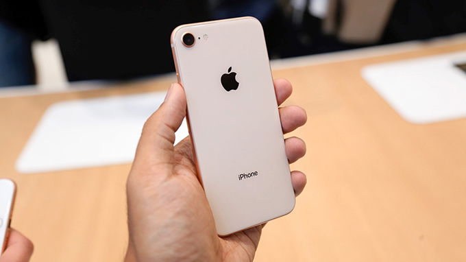 Ra mắt từ năm 2017 nhưng fan của iPhone 8 vẫn không thiếu